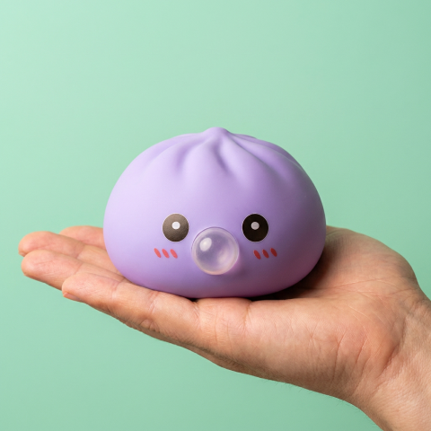 Big Dumpling Squishy Meren Sininen kädessä, todellinen koko