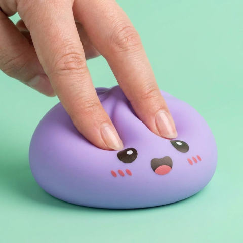 Big Dumpling Squishy Meren Sininen puristettuna kädessä, squishy-materiaali