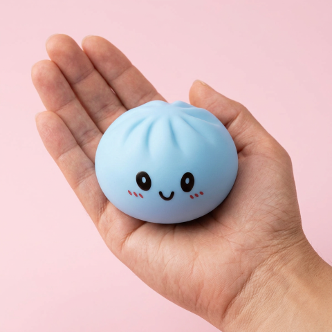 Dumpling Squishy Meren Sininen kädessä, todellinen koko