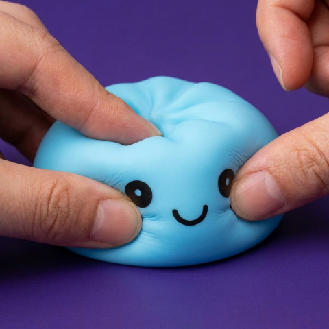 Dumpling Squishy -yövalo, Aurora-sininen puristettuna kädessä, squishy-materiaali