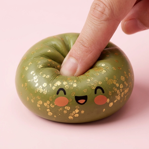 Dumpling Squishy Glitter Smaragdinvihreä puristettuna kädessä, squishy-materiaali