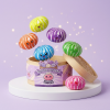 Dumpling Squishy Bun Mystery -yllätyspakkaus puristettuna kädessä