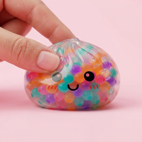 Squishy Dumpling Monivärinen Yllätysväri puristettuna kädessä