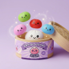 Dumpling Squishy Mystery Box Yllätyspakkaus puristettuna kädessä