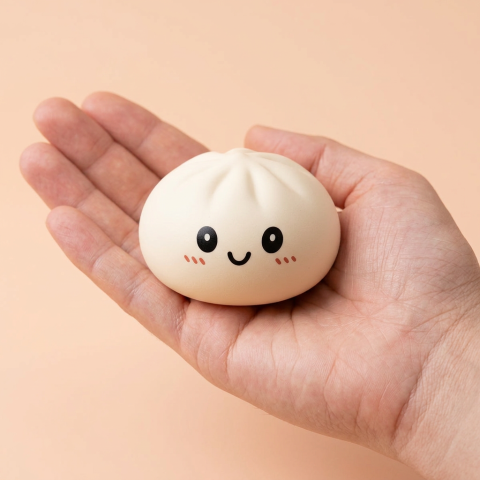 Dumpling Squishy Collection 6 kpl bambukoreissa kädessä, todellinen koko