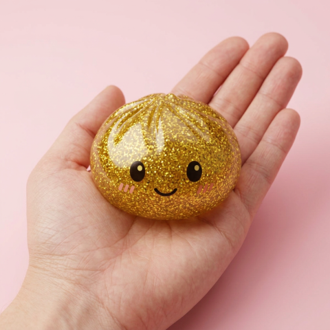 Glitter Dumpling Squishy Kulta kädessä, todellinen koko