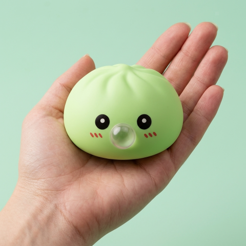 Dumpling Squishy Vihreä XXL, bambuinen höyrykori kädessä, todellinen koko