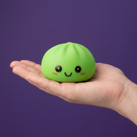 Dumpling Squishy Yövalo Vihreä kädessä, todellinen koko