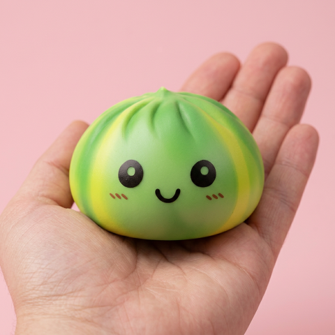 Tie Dye Dumpling Squishy Vihreä Pyörre kädessä — kokovertailu
