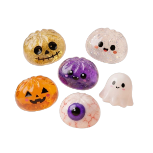 Dumpling Squishy Halloween Set de 5 puristettuna kädessä