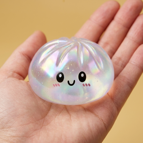 Dumpling Squishy Holografinen Sateenkaarihohde kädessä, todellinen koko