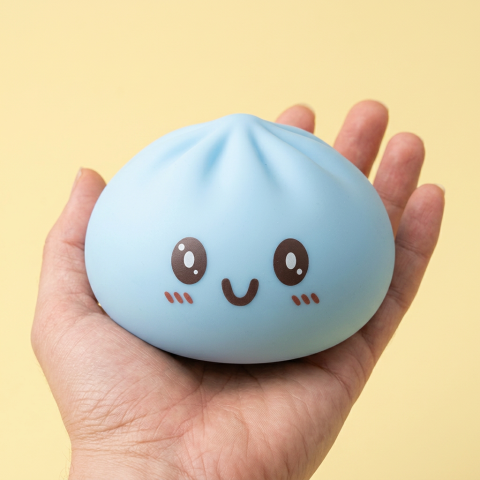 Blue Dumpling Squishy Jumbo kädessä, todellinen koko