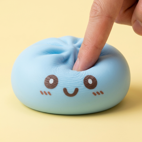 Blue Dumpling Squishy Jumbo puristettuna kädessä, squishy-materiaali