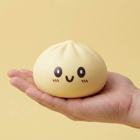 Giant Yellow Dumpling Squishy 15 cm kädessä, todellinen koko