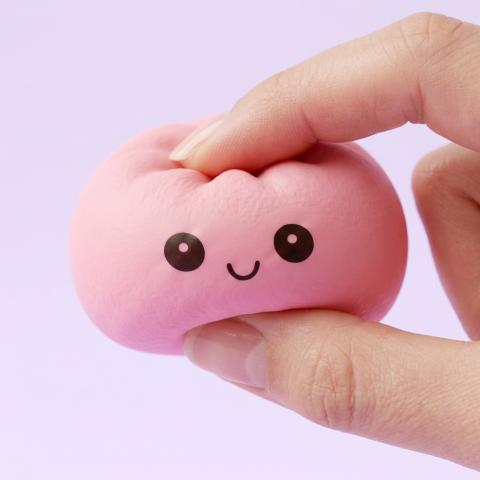 Mini Dumplings Squishy Mystery -yllätyspakkaus puristettuna kädessä