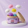 Mystery Dumpling Squishy Yllätyspakkaus puristettuna kädessä