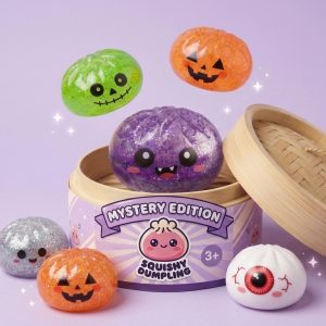 Squishy Dumpling Mystery Halloween -yllätyspakkaus puristettuna kädessä