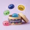 Squishy Dumpling Mystery Glitter -minisetti puristettuna kädessä