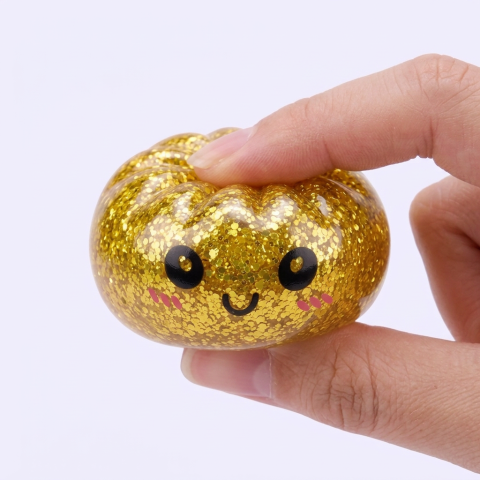 Squishy Dumpling Mystery Glitter -minisetti puristettuna kädessä
