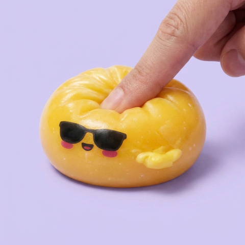Mystery Dumpling Squishy Aurinkolasit puristettuna kädessä