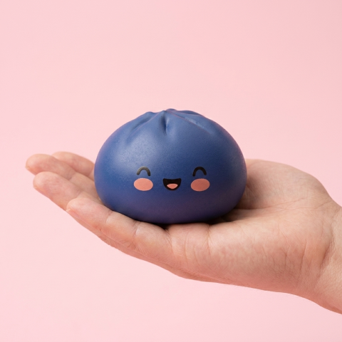 Dumpling Squishy Laivastonsininen Keskiyö kädessä — kokovertailu