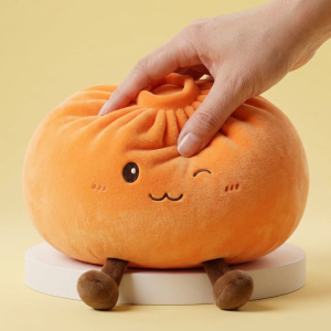 Giant Dumpling Squishy Oranssi XXL puristettuna kädessä