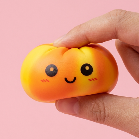 Squishy Dumpling Tie Dye Oranssi puristettuna kädessä