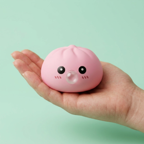 Dumpling Squishy Pinkki Bambukorissa kädessä, todellinen koko