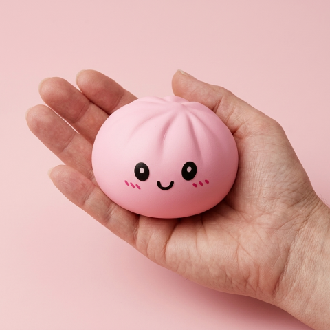 Pink Squishy Dumpling Kukkapehmeä kädessä, todellinen koko