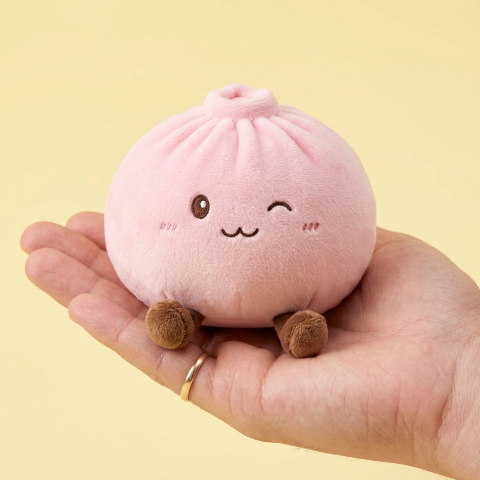 Squishy Dumpling Toy XXL Vaaleanpunainen kädessä, todellinen koko