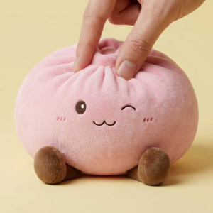 Squishy Dumpling Toy XXL Vaaleanpunainen puristettuna kädessä
