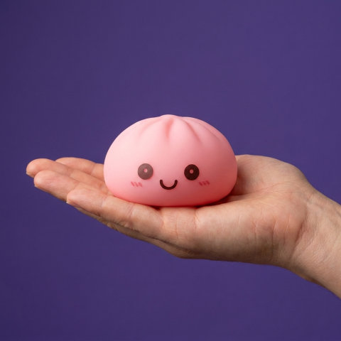 Dumpling Squishy Yövalo, Pehmeä Vaaleanpunainen kädessä, todellinen koko