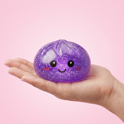 Glitter Dumpling Squishy Unelmavioletti kädessä, todellinen koko