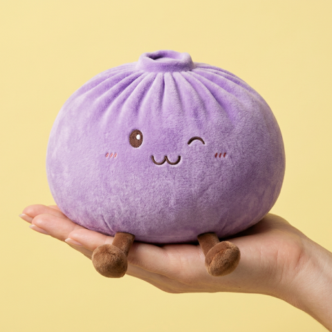 Giant Dumpling Squishy Violetti kädessä, todellinen koko