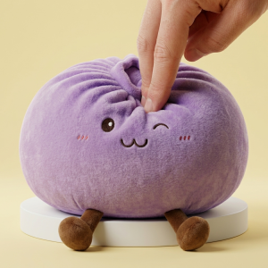 Giant Dumpling Squishy Violetti puristettuna kädessä