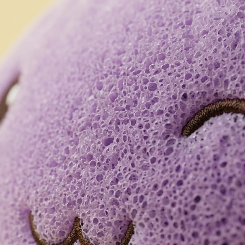 Giant Dumpling Squishy Violetti makrokuva vaahdon pinnasta