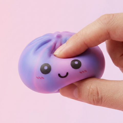 Dumpling Squishy Tie-Dye Violetti puristettuna kädessä