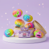Rainbow Mystery Dumpling Squishy Yllätyspakkaus puristettuna kädessä