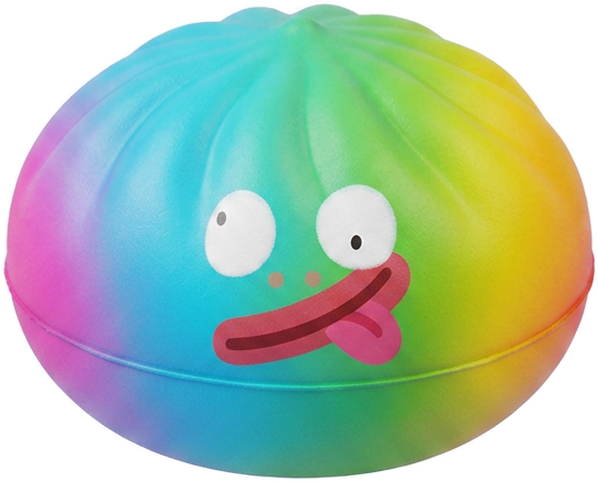 Rainbow Mystery Dumpling Squishy Yllätyspakkaus puristettuna kädessä