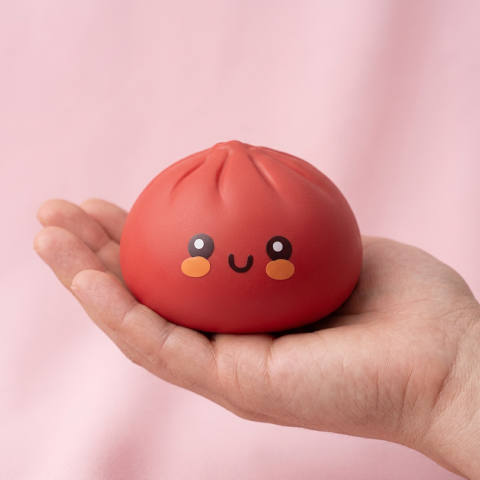 Dumpling Squishy Punainen Bambukorissa kädessä — kokovertailu