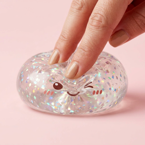 Glitter Dumpling Squishy Hopea puristettuna kädessä, squishy-materiaali