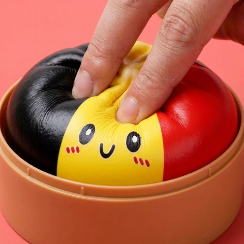 Squishy Dumpling Flag Belgia puristettuna kädessä, squishy-materiaali