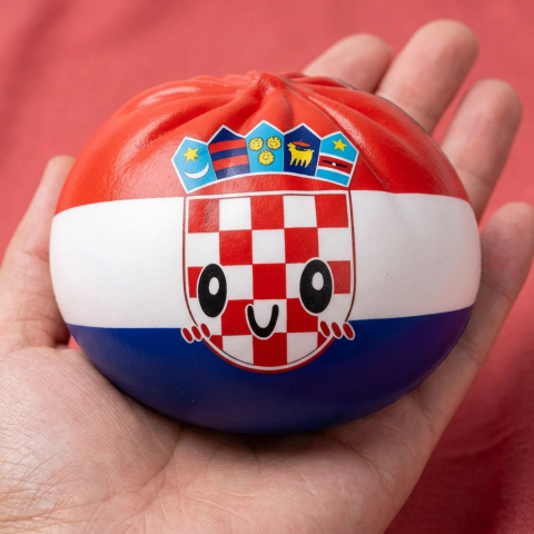 Flag Squishy Dumpling Kroatia kädessä, todellinen koko