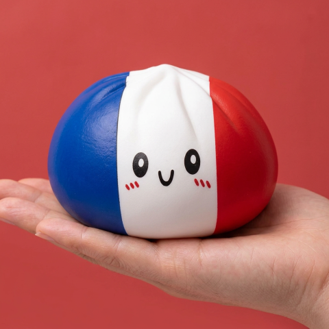 France Flag Squishy Dumpling Trikolori kädessä, todellinen koko