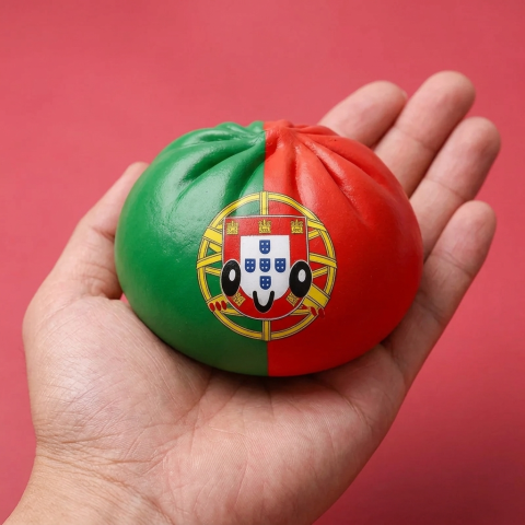 Squishy Dumpling Portugal, punavihreä lippusquishy kädessä, todellinen koko