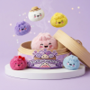 Dumpling Squishy Mystery Yllätyspakkaus puristettuna kädessä