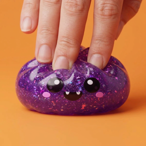 Glitter Dumpling Squishy Vampiiri Halloween puristettuna kädessä
