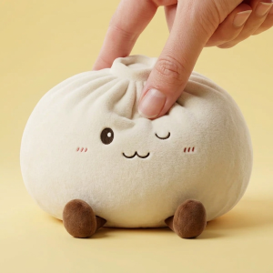 Dumplings Squishy Toy Valkoinen XXL puristettuna kädessä
