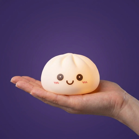 Dumpling Squishy Yövalo Kuunvalkoinen kädessä, todellinen koko