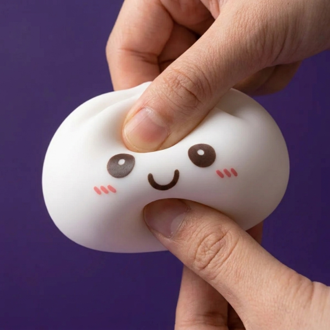 Dumpling Squishy Yövalo Kuunvalkoinen — slow-rise-efekti, vaahto palautuu muotoonsa
